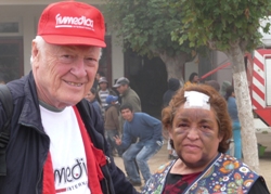 Erneut ist der erfahrene Katastrophenmediziner Prof. Dr. Dr. Bernd Domres aufgebrochen, um Menschen in Not zu helfen. Auf dem Bild arbeitete er in Chile. Foto: humedica