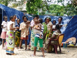 Auch in den Auffanglagern geht die Hilfe von humedica weiter - dank Ihrer Unterstützung. Foto: humedica/Ursula Miller