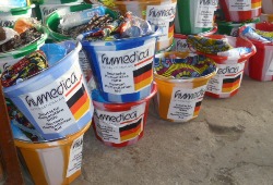 Neben den Windeln verteilte humedica auch Hygienepakete an Familien der Auffanglager, um wenigstens ein gewisses Mindestmaß an Hygiene fördern zu können. Foto: humedica/Ursula Miller