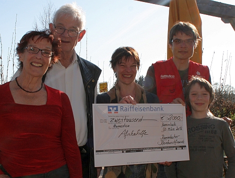 Beeindruckende 2000 Euro kamen durch den Benefizabend in Sontheim zusammen. Ein entsprechender Spendenscheck nahm Clemens Matern dankbar aus den Händen Angela Wagners (mitte) von den Kammlacher Kleinkunstfreunden entgegen. Foto: Sebastian Kley