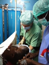 Dr. Annette Frick stellt der jungen Mutter ihren neugeborenen Sohn vor. Foto: humedica/Katja Völkl