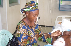 Unter der Maske aus Kunsthaut hat Bernard schlimmste Verbrennungen erlitten. Seine Ehefrau kümmert sich um ihn. Woanders hingehen könnte sie auch nicht. Foto: humedica/Katja Völkl