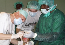 Die Operation seines Armes war nur eine von zahlreichen Eingriffen, die noch folgen müssen für seine Genesung. Foto: humedica/Katja Völkl