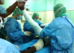 Verbrennungen dritten Grades sind so schwerwiegend, dass Schädigungen und Zerstörungen bis an die Nerven heranreichen. Foto: humedica/Katja Völkl