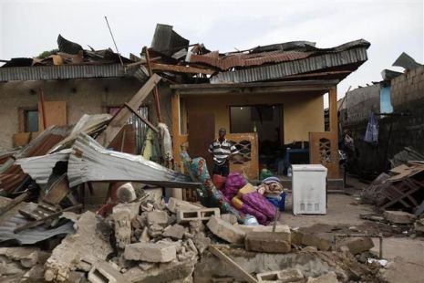 Die Detonationen der Explosionen zerstörten das Haus dieses Mannes in Brazzaville. Foto: alertnet.org/Jonny Hogg