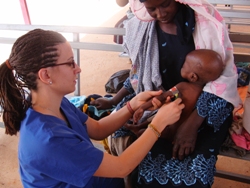 Anhand des Umfangs seines Oberarms stuft Kinderkrankenschwetser Manuela Kiechle bei dem kleinen Kind den Grad der Unterernährung ein. Foto: humedica/Alina Kuffner