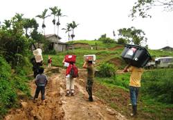 Auf schlammigen Wegen und mit schwerem Gepäck begeben sich humedica-Helfer in entlegene Bergdörfer, um die Menschen medizinisch zu versorgen. Foto: humedica/Christiane Bähr