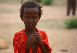 Wenn Schätzungen zufolge allein in Somalia 350.000 akut unterernährte Kindern noch von der Hungersnot betroffen sind: Wie kann diese für beedent erklärt werden? Foto: humedica/Katja Weber