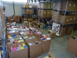 Ein Blick in das humedica-Lager, wo sich im Dezember tausende bunte Weihnachtspäckchen stapelten. Foto: humedica/Stefanie Huisgen