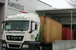 Mit dem Lastwagen von Kaufbeuren nach Wilhelmshaven, von wo aus ein Versorgungsschiff der Bundesmarine für den Weitertransport der Hilfslieferung sorgte. Foto: humedica/Ruth Bücker