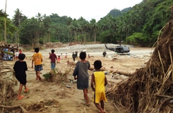 Einst standen auf dem Platz, den der kostenlos zur Nutzung bereit gestellte Helikopter als Landeplatz einsetzt, Wohnhäuser. Foto: humedica/Margret Müller
