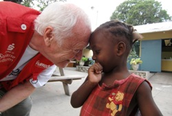 Vielen Dank für Ihr Vertrauen und Ihre Unterstützung, die wir in Form gezielter Hilfsmaßnahmen zu den Menschen in Haiti bringen konnten und weiterhin bringen können. Foto: humedica (mit Prof. Dr. Dr. Bernd Domres)