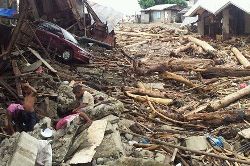Eine riesige Zerstörung, wie er sie sich vorher nicht hätte vorstellen können, überwältigte selbst den erfahrenen Katastrophenmediziner Prof. Dr. Heiner Laube. Foto: humedica/Margret Müller