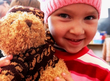 Ein Kuscheltier zauberte ein Lächeln auf jedes Kindergesicht. Foto: humedica/Joachim Panhans