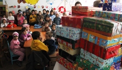 Ein Berg voll bunter Päckchen für die kleinen Mädchen und Jungen in einem rumänischen Kindergarten. Foto: humedica