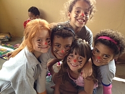 Bis zu 250 Kinder werden im humedica-Kinderdorf täglich betreut. Foto: humedica