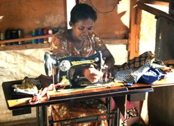 Kamalini erhielt bei der ersten Verteilung eine Nähmaschine, mit der sie ihrer Familie ein zusätzliches Einkommen sichert. Foto: humedica/Maren Kuchler