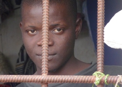 Vielleicht sitzt dieser junge Mann wegen eines schweren Vergehens im Gefängnis. Vielleicht auch nur wegen einer - nach unseren Maßstäben - harmlosen Meinungsverschiedenheit. Wichtig ist in erster Linie, dass er medizinische Hilfe bekommt. Foto: humedica/Sonja Küster