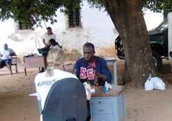 Behandlunsgplatz im innenhof eines Gefängnisses: bereits zum dritten Mal war Sonja Küster für die Insassen tätig. Foto: humedica/Sonja Küster