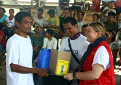 Koordinatorin Christiane Bähr arbeitete mehrere Monate auf den Philippinen, um Hilfsgüterverteilungen zu organisieren und durchzuführen. Foto: humedica/Cherrya Abrigo