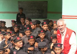 Projektsachbearbeiter Dr. Toni Großhauser mit einer Schulklasse, die dank der humedica-Wiederaufbaumaßnahmen wieder Zugang zu Bildung haben. Foto: humedica