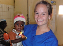 Dass es auch schwere Momente gab, sieht man der lebensfrohen Alina Kuffner auf dem Bild nicht an. Foto: humedica/Manuela Kiechle