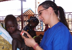 Die Hungersnot droht und prophylaktisch wird in der humedica-Klinik und den umliegenden Gesundheitsstationen darauf geachtet und entgegen gewirkt. Foto: humedica/Alina Kuffner