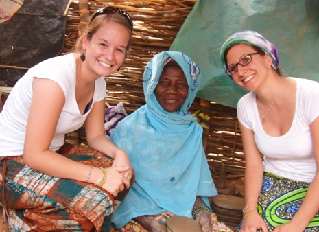Fünf Monate war Westafrika ihre Heimat. Fünf Monate, die Alina Kuffner (links) und Manuela Kiechle (rechts) nicht vergessen werden. Foto: humedica