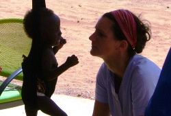 Die medizinische Fachkraft Stephanie Mühlbauer beim Wiegen eines Kindes. Die Prozedur gefällt den Kleinen nicht, ist aber überlebenswichtig. Foto: humedica