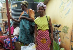 Die Fürsorge gegenüber Familienmitgliedern und das Zusammengehörigkeitsgefühl werden in Kenia groß geschrieben. Foto: humedica/Katja Weber