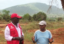 humedica-Mitarbeiter Joshua Ogola im Gespräch mit dem Dorfältesten Martin Manjewa Mwakindo. Foto: humedica/Katja Weber