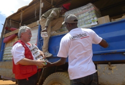 Im Juli 2011 ging ein mehrere Tonnen fassender Hilfsflug mit Lebensmitteln nach Kenia. Foto: humedica/Florian Klinner