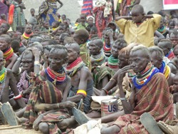 Auch dank der Verteilung von 23,5 Tonnen Energienahrung durch humedica leiden die Menschen in Turkana mittlerweile nicht mehr an Unterernährung. Foto: humedica/Katja Weber