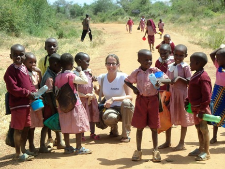 humedica-Koordinatorin Katja Weber trifft Grundschulkinder auf dem Heimweg. Auch sie fühlen sich dank der Versorgung mit Nahrungsmitteln wieder besser. Foto: humedica