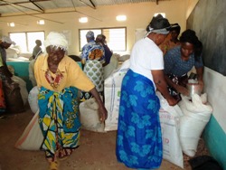 Der Gesundheitszustand der HIV-infizierten Menschen in Gai hat sich deutlich verbessert, seit humedica vor vier Monaten mit der Verteilung von Mais, Bohnen und Öl begann. Foto: humedica/Katja Weber