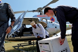 Wenn es auf dem Landweg nicht mehr funktioniert, kommt der Helikopter zum Einsatz. Foto: Heli Aviation/Jan Grabek