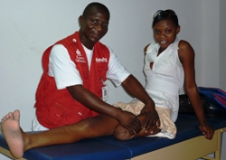 Die tapfere und willensstarke Murielle bei ihrer regelmäßig stattfindenden Massage. Foto: humedica/Sandra Schuckmann-Honsel