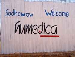 Willkommen in der kleinen Gesundheitsstation von humedica: Einem mittelgroßen Gebäude aus Wellblech und Holz, unterteilt in verschiedene Räume. Foto: humedica/Sven Ramones