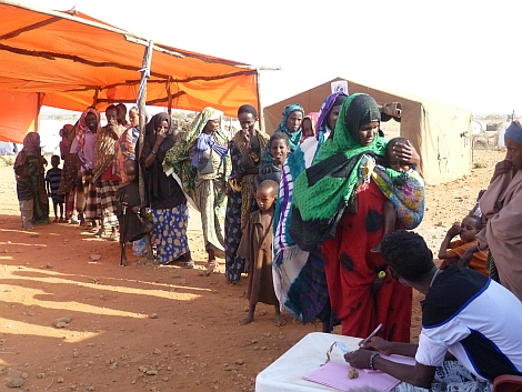 Warten auf dringend benötigte medizinische Hilfe: Bis zu 120 Patienten behandeln diehumedica-Helfer täglich. Foto: humedica/Sven Ramones