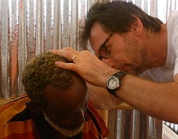 Dr. Wolfgang Toepel opferte seinen Skiurlaub, um im Camp Melkadida zu helfen. Foto: humedica/Sven Ramones