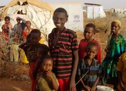 Anstatt Angst zu haben vor den fremden Helfern, legen bereits die jüngsten der Flüchtlinge eine einladende Freundlichkeit an den Tag. Foto: humedica/Christiane Scheffe