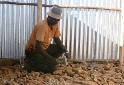 Mit vereinten Kräften wird der humedica-Gesundheitsposten Stück für Stück aufgebaut. Foto: humedica/Sven Ramones