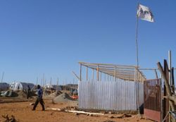 Die Fortschritte beim Bau des Health Posts sind deutlich sichtbar und bedeuten für die Flüchtlinge in Melkadida eine enorme Verbesserung bei dem Zugang zu medizinischer Versorgung. Foto: humedica/Simone Winneg