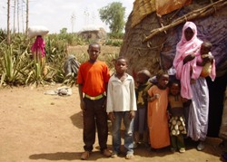 Witwe Layala Muhumed Faran mit ihren zwei Töchtern und den vier Söhnen. Während der Schwangerschaft ihres jüngsten Sohnes verstarb ihr Ehemann an Bluthochdruck. Foto: humedica