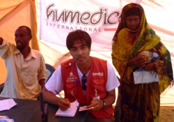 Bereits zum zweiten Mal ist Sven Ramones in Äthiopien helfend tätig. Das Bild zeigt den humedica-Koordinator bei der Verteilung von speziell für Mütter und Babys zusammengestellten Hilfspaketen. Foto: humedica/Simone Winneg