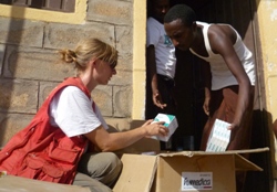 humedica-Koordinatorin Simone Winneg bei der Lieferung erster Medikamente für das Gesundheitszentrum von Boklomayo. Foto: humedica/Sven Ramones