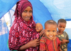 Trotz ihrer widrigen Lebensumstände haben die Menschen in den Flüchtlingslagern das Lachen nicht verlernt. Foto: humedica/Nicole Steinert