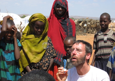 Mit einfachen Mitteln eine große Freude bereiten: neben der medizinischen Hilfe sind diese Augenblicke für den Arzt Michael Brinkmann die entscheidenden Momente. Foto: humedica