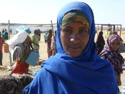 Eine junge Bewohnerin der insgesamt 40.000 in Melkadida untergekommenen Flüchtlinge, um die sich humedica medizinisch kümmert und mit Grundlgenedem versorgt. Foto: humedica/Sven Ramones