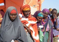 Nach der Registrierung erhalten die wartenden Frauen eine Marke, mit der sie sich die dringend benötigten Gegenstände abholen können. Foto: humedica/Sven Ramones